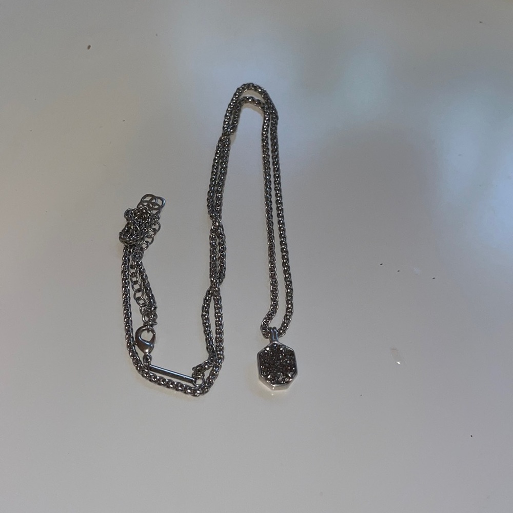 Kendra Scott necklace
